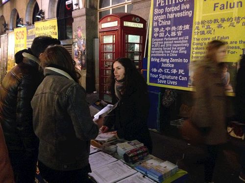 '图1：二零一七年中国新年期间，英国法轮功学员在伦敦唐人街继续向各国民众讲真相、呼吁制止迫害'
