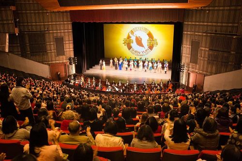 '图1：2017年2月16日下午，神韵纽约艺术团在台北国父纪念馆举行第三场演出，再次创下爆满票房。'