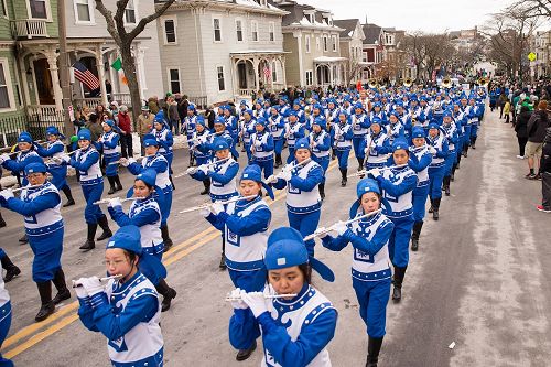 '图1～5：由一百六十多名法轮功学员组成的天国乐团，在二零一七年波士顿圣派翠克日游行上展英姿。'