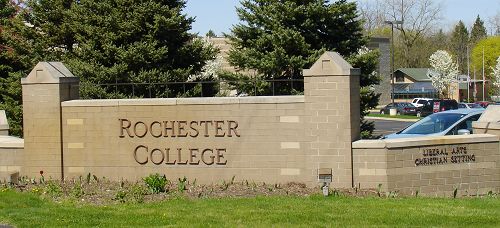 '图：美国密西根州大底特律地区的罗切斯特大学（Rochester College），当地法轮功学员已经连续十一年在这里介绍法轮功。'