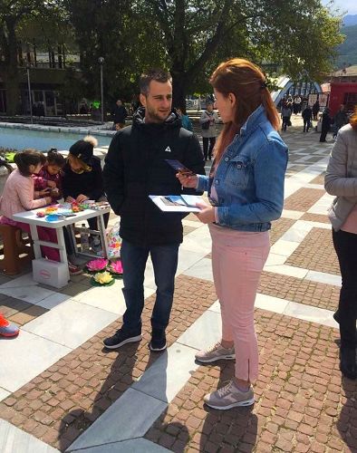 '图6：4月22日Peshtera市的学员在讲真相征签反迫害'