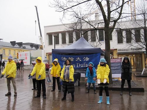 '图1～2：二零一七年四月二十五日，部份芬兰法轮功学员到中领馆前和平抗议，呼吁中共立即停止对法轮功18年的残酷迫害'