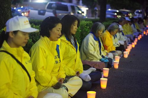 图1-4：4月25日洛杉矶部分法轮功学员在中领馆前举行烛光夜悼，纪念1999年“4‧25”中南海万人和平上访，呼吁法办江泽民、停止迫害法轮功