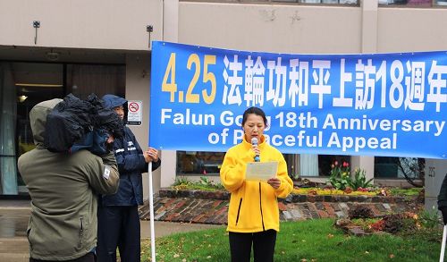 '图12：亲历4.25和平上访的法轮功学员黎女士在新闻发布会上发言，华语的新时代电视在录像。'