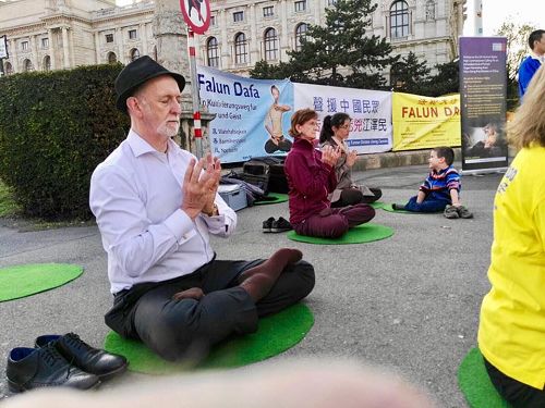 '图1～3：奥地利部份法轮功学员在首都维也纳著名旅游景点前，举办信息日活动，纪念“四·二五”和平上访十八周年'