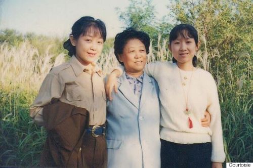 '图2：从左至右：荆天、她的母亲Chen