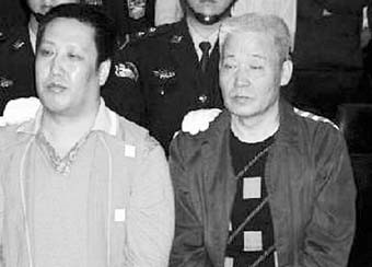 图为徐凤山（右）和其子徐伟在一审法庭上（资料图片）