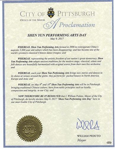 '图14：匹兹堡市市长郑重宣布二零一七年五月九日为匹兹堡市的“神韵艺术团日”。'