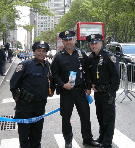 '图7：三位警察胸前都佩戴着法轮功学员送的小莲花，警察Anthony（左）说每个人都应得到法轮大法。'