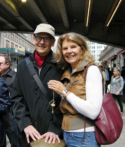 '图8：现居纽约的作家Erla（右）带着她来自挪威的朋友Teder一起观看了游行，她表示这个世界需要有这种信念的人。'