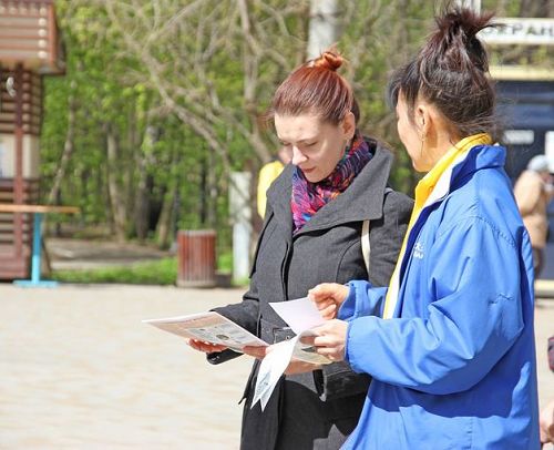 '图3～8：法轮功学员在莫斯科市菲利公园讲真相'