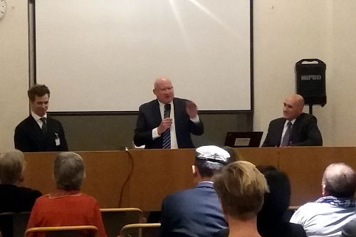 瑞典国会研讨会上的演讲嘉宾，主席台上左起瑞典律师尼古拉斯（Nicolas），美国知名独立调查记者、中国问题专家伊森•葛特曼先生（Ethan Gutmann）和“国际反强摘医生组织（DAFOH）”的代表、法国的阿罗德•金医生（Harold King）。