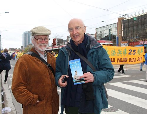 '图5：多伦多居民Patrick Gallagher（左）和朋友Giles跟法轮功学员索取了资料说：“请给我们资料，我们想了解更多。”'