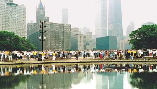'图6：一九九九年六月二十七日，来自世界各地法轮功学员芝加哥，参加法会，并来到Milton Lee Olive公园集体炼功（明慧网）'