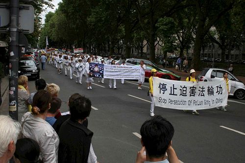 '图7：悼念在中国被迫害致死的法轮功学员的白衣女士方阵'