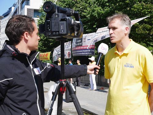 '图3：比利时媒体布鲁塞尔电视台记者现场采访法轮功学员Nico'