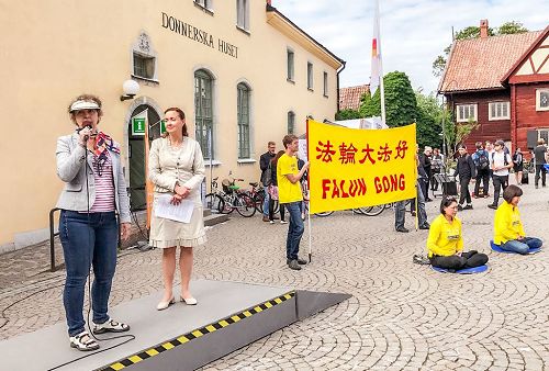 '图1：维斯比（Visby）的活动中心广场是举办各种集会的地方，学员们在这里向过往民众介绍法轮功，演示五套功法，讲述发生在中国的迫害真相。'