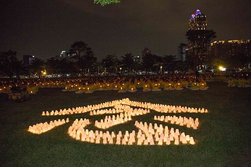 '图1～2：南台湾法轮功学员排字“停止迫害法轮功”，烛光悼念在中国大陆受迫害致死的同修。'