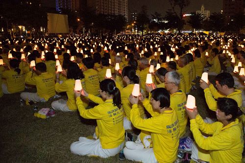 '图3～4：南台湾法轮功学员高举烛杯，悼念在中国大陆被迫害致死的同修。'