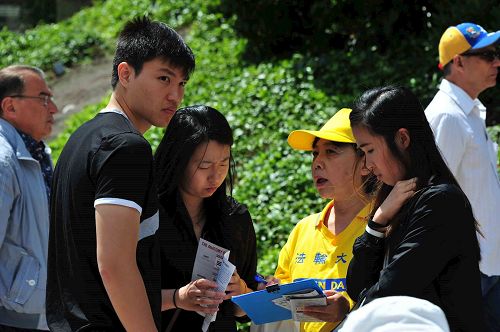 '图4：三位年轻华人留学生得知中共迫害法轮功真相后表示震惊。'