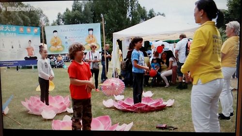 图2：巴伐利亚中部地区电视台播放了孩子们在卡姆Cham市休闲公园学第一套功法的镜头