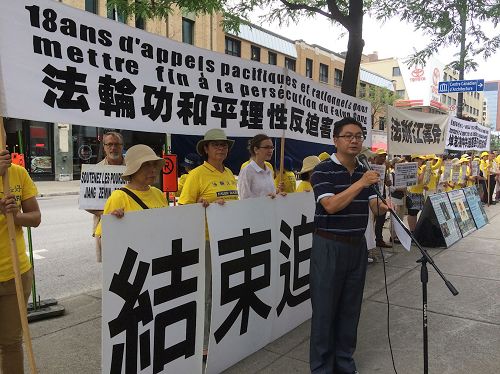 '来自柬埔寨的老华侨李真文先生赶到集会现场，支持法轮功的反迫害活动。“中国有了法轮功，才有希望”'