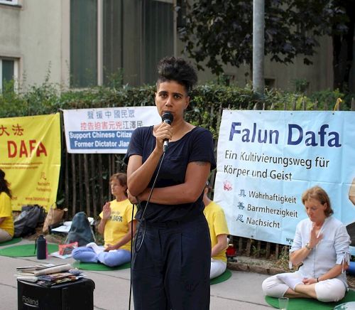 '图4：奥地利维也纳绿党人权发言人 Faika El-Nagashi 来到活动现场，对法轮功学员表示支持。'