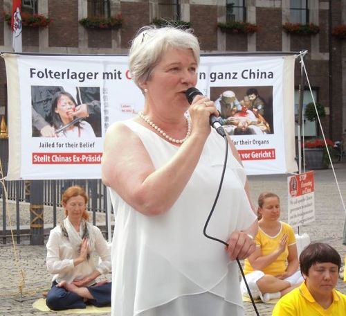 '图1～3：法轮功学员在莱茵河畔德国杜塞尔多夫市政府广场上举办反迫害十八周年活动'