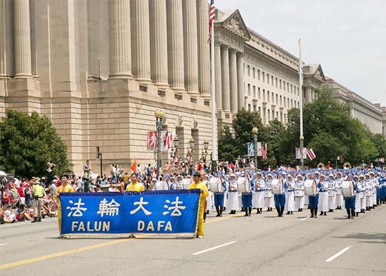 法轮功团体参加美国首都独立日游行