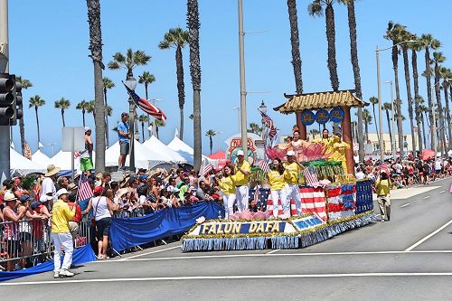 '图1～4：二零一七年七月四日，洛杉矶法轮功学员参加了美国西部最大规模的国庆游行，明亮的色彩、振奋人心的腰鼓表演、以及精美而具有内涵的花车，在游行队伍中特别吸引人。法轮大法队伍的花车再次获得第二名。'