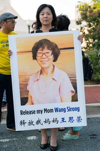 '法轮功学员王思荣的女儿徐润涛担心她母亲的安危，要求立即释放她的母亲，以及一同被抓捕的法轮功学员赵树霞和邢伟。'