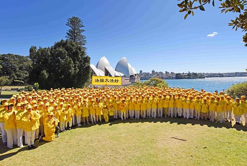'图3～4：澳洲法轮功学员在悉尼皇家植物园集体合影，感恩师父的救度之恩。'