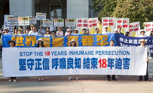 '图2：法轮功学员在加州首府沙加缅度议会大厦前举行集会'