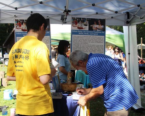 '图1～3：民众关注法轮功，并在“请帮助营救在中国受迫害的多伦多法轮功学员家属”的征签表上签名。'