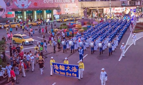 '图2：庞大的天国乐团参加中元祭放水灯游行。'