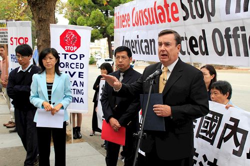 '图5：加州参议员乔尔·安德森（Joel Anderson）在集会上说：“今天，我和你们（法轮功学员）一起，谴责中共对法轮功学员的迫害，以及令人发指的反人类罪行。”'