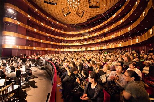 '图2：二零一八年一月十一日晚，神韵纽约艺术团在纽约林肯中心大卫寇克剧院的首场演出大爆满的盛况。'