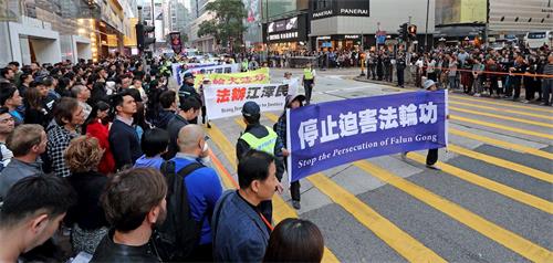 '图5～11：法轮功学员游行香港市区，新年送福，传送法轮大法美好的讯息，并呼吁停止迫害，法办元凶'