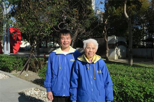 '图5：刘玉桂与母亲刘黄玉叶修炼法轮功后身心健康。'