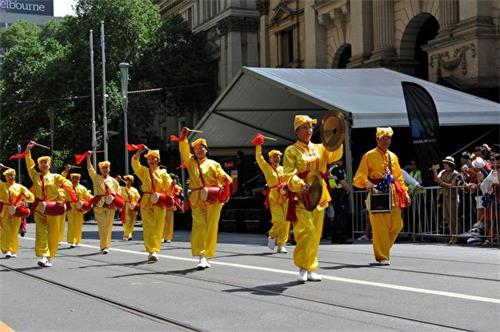 '图1～3：法轮功学员参加墨尔本市中心的澳洲国庆日大游行'