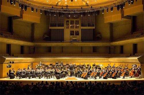 '图1：美国神韵交响乐团于二零一八年十月五日晚在加拿大多伦多的演出，也是北美巡回演出的首场演出，观众表示整台音乐会不同凡响，让他们精神也得到升华。'