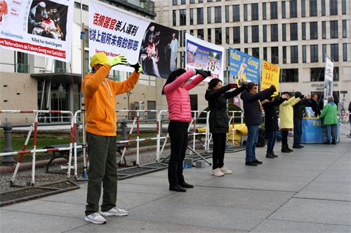 法轮功学员在柏林勃兰登堡门前的巴黎广场上演示功法