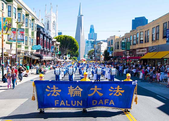 旧金山哥伦布日游行 华人赞法轮功队伍