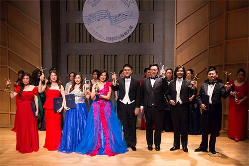 '图1：十一月十日，在第七届“全世界华人美声唱法声乐大赛”比赛中获奖的二十位选手合影。'