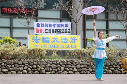 '图1～3：新唐人台湾旗鼓队、苗栗腰鼓队、“天地迎春”舞蹈演出，博得满堂彩。'