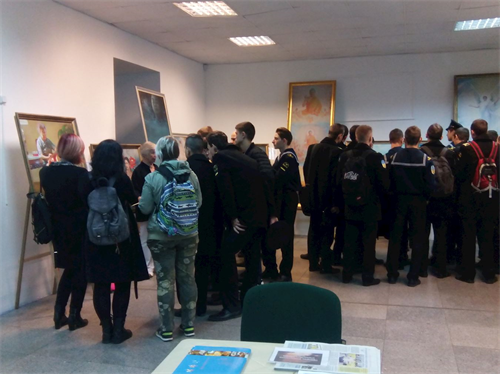 '图1～3：络绎不绝的市民前来参观乌克兰法轮功学员举办的“真善忍”画展'