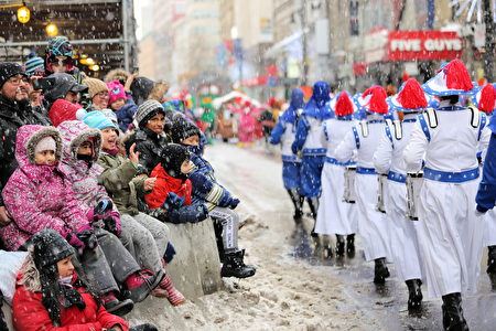 '图2～5：由150人组成的法轮大法天国乐团是圣诞游行中阵容最大的队伍。'