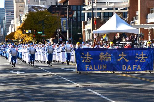 图1-6：二零一八年十一月四日，天国乐团在费城参加退伍军人节大游行，是唯一的华人队伍，也是当天游行中人数最多的队伍。