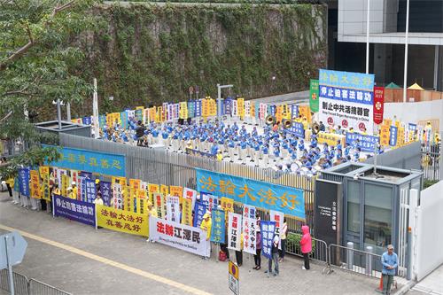 图1～3：二零一八年十二月九日上午十点，国际人权日前夕，香港法轮功学员在政府总部前的“公民广场”举行反迫害集会。