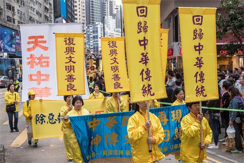 图7～13：香港法轮功学员十二月九日举行国际人权日大游行，呼吁制止中共对法轮功的迫害，法办江泽民等元凶。游行盛大场面，震惊大陆游客。